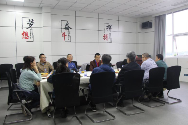 超強(qiáng)耐酸玻璃鱗片膠泥客戶來(lái)訪邦杰工廠